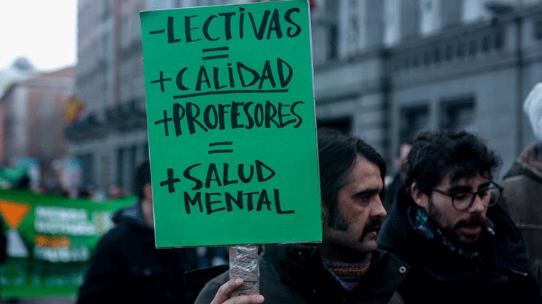 Sindicatos educativos protestan frente a la Asamblea para la bajada de horario lectivo