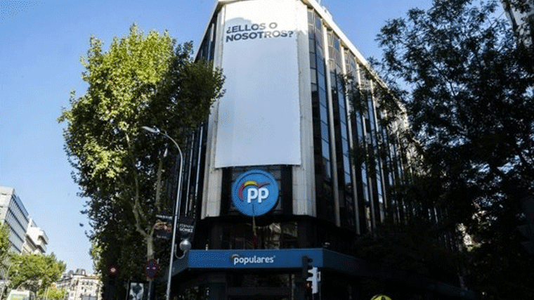 El PP despiega una lona gigante en su sede de Génova con el lema `Ellos o nosotros´