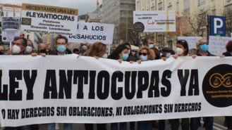 Víctimas de la ocupación se manifiestan contra los Servicios Sociales