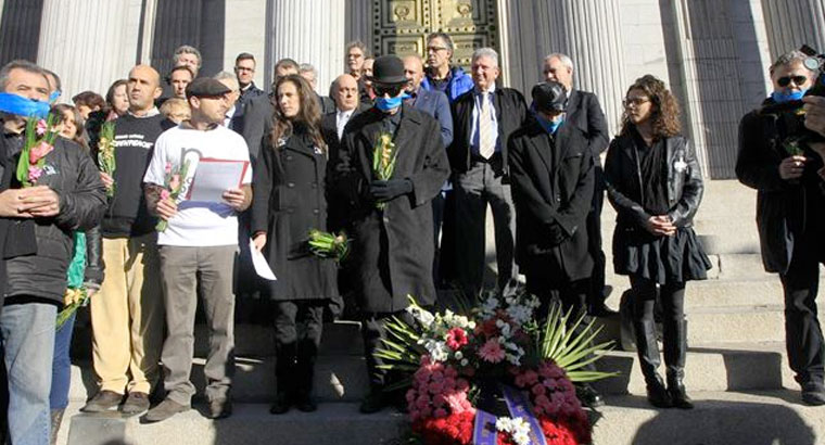 Cortejo fúnebre contra la `Ley mordaza´ del Gobierno ante el Congreso