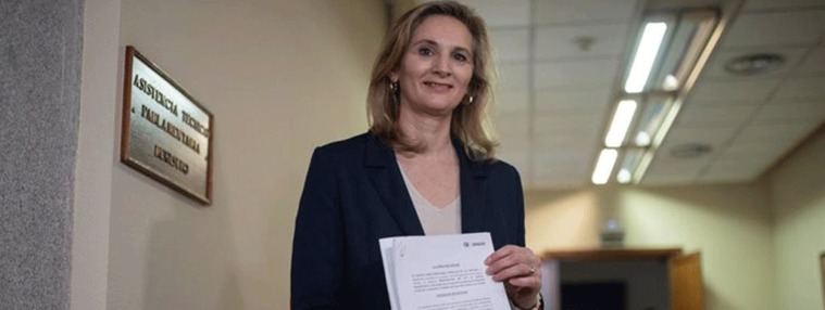 La vicesecretaria de Desarrollo Sostenible del PP, Paloma Martín, posa tras registrar en el Senado la reforma de la Ley del Suelo, a 31 de enero de 2025. en Madrid (España). 
La vicesecretaria de Desarrollo Sostenible del PP, Paloma Martín, posa tras registrar en el Senado la reforma de la Ley del Suelo