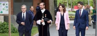El rector de la Universidad Carlos III de Madrid, Ángel Arias; la presidenta de la Comunidad, Isabel Díaz Ayuso, y el consejero de Universidades, Emilio Viciana