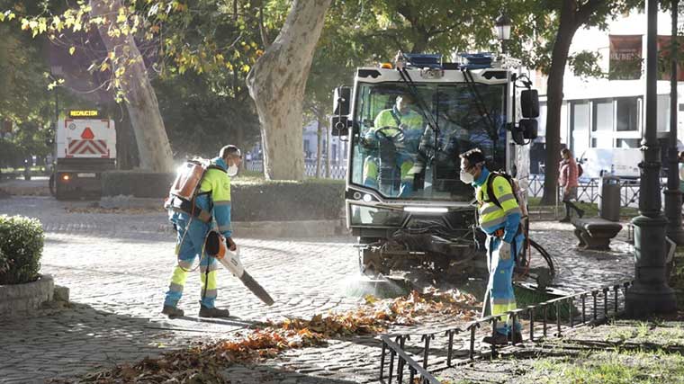 El PSOE tacha la campaña de limpieza de Almeida de 'puro maquillaje' al coincidir con contrataciones para recogida de la hoja