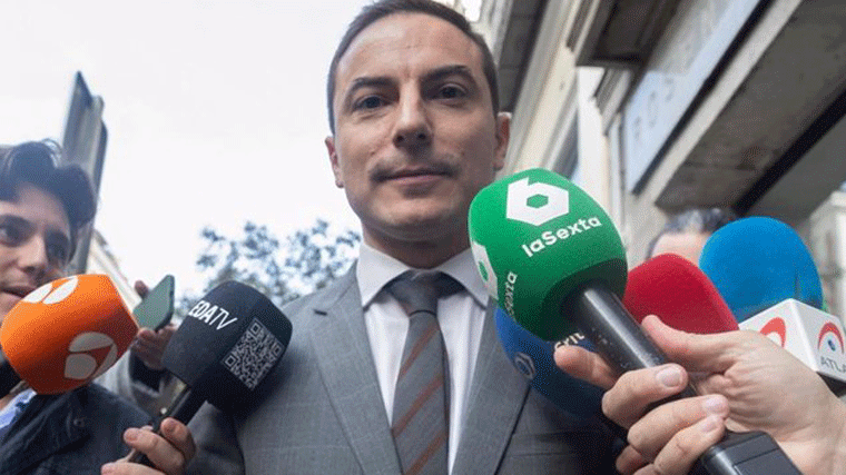 Dardo de Lobato al PSOE al salir del juzgado: 'Los socialistas, siempre la verdad y la ley por delante'
