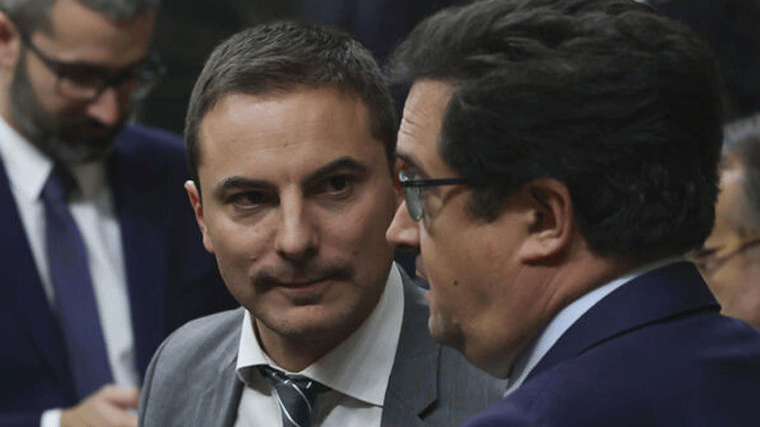 Juan Lobato junto al ministro Oscar López