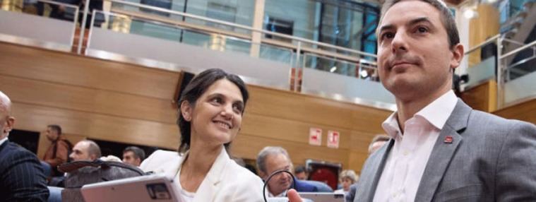 Pilar Sánchez Acera junto a Juan Lobato en la Asamblea de Madrid