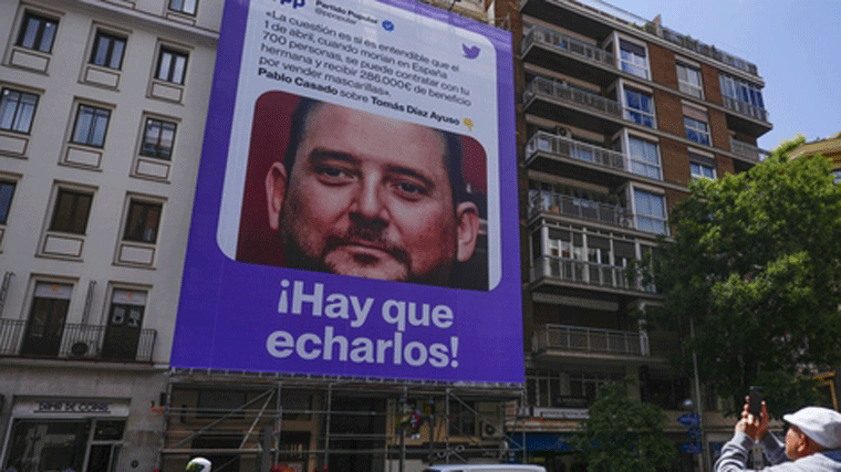 La Junta Electoral permite la lona de Podemos en la calle Goya con el hermano de Ayuso pero pide que pongan su logo