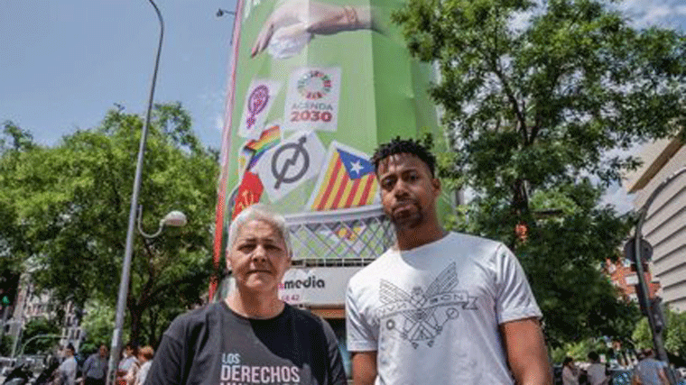 Colectivos LGTBI+ denuncian la 'lona del odio' desplegada por Vox en Madrid y afean al PP que asuma su discurso