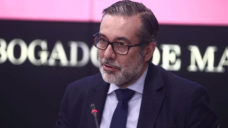 López 'ni se plantea dimitir', dice que se limitó a 'presentar a dos conocidos'