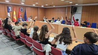 Escolares de Valdemorillo destacan en Pleno Infantil por su participación activa