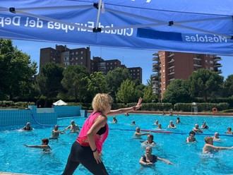 Fiesta de verano para mayores en la piscina del polideportivo Villafontana