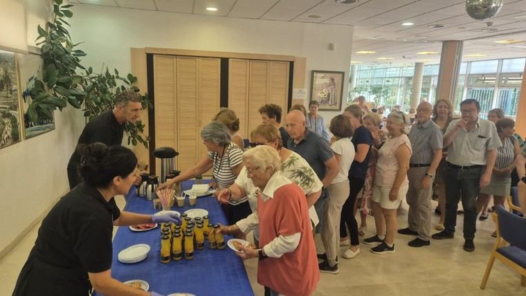 Desayuno para mayores como inicio de las fiestas de Santiago Apóstol