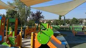 Nuevas zonas de sombra mejoran el parque infantil en Galapagar