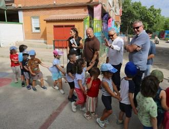 Visita del alcalde a los participantes de 'Coslada Juega en Verano' en el CEIP Torres Quevedo