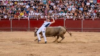 Recortadores destacan en la feria taurina con emocionantes actuaciones