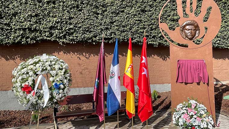 Vecinos de Aravaca recuerdan con una ofrenda floral a Lucrecia Pérez en el 33º aniversario de su asesinato