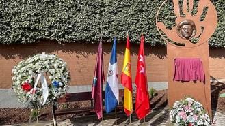 Vecinos de Aravaca recuerdan con una ofrenda floral a Lucrecia Pérez en el 33º aniversario de su asesinato