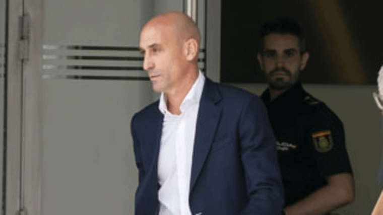 El TAD inhabilita tres años a Luis Rubiales por el beso a Jenni Hermoso