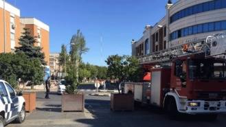 Grandes maceteros en las entradas de la calle Gran Vïa para la seguridad
