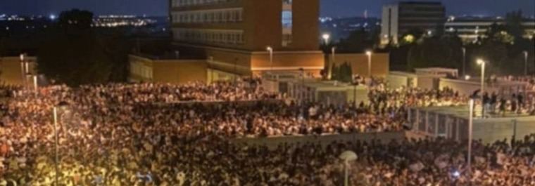 Coches destrozados y restos de botellón, fin de la EvAU en la Complutense