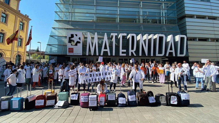 Decenas de médicos protestan con maletas para denunciar que les 'mudan' de hospital