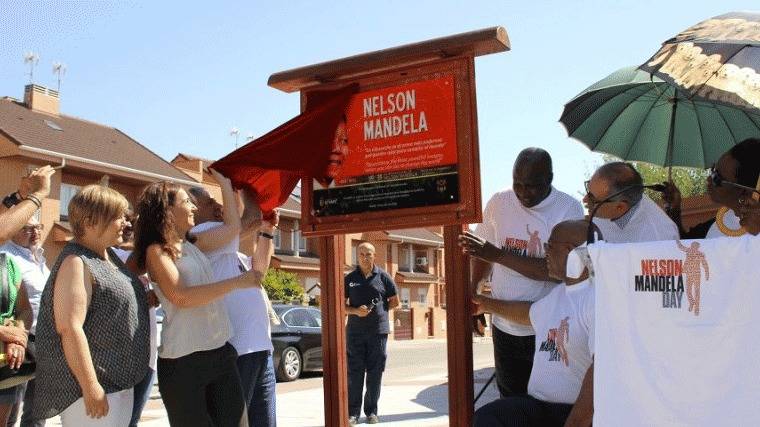 Getafe rinde homenaje a Mandela con una placa en Perales del Rio