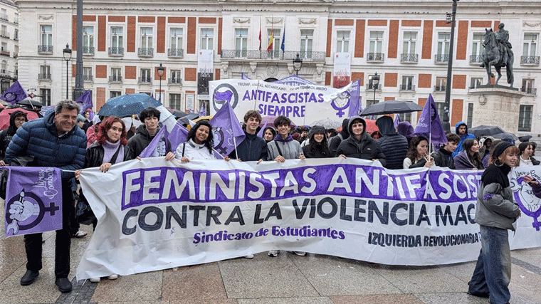 Estudiantes defienden en su manifestación del 8M un feminismo 'muy diferente al postureo del Gobierno PSOE-Sumar'
