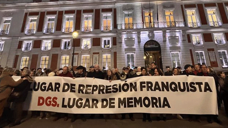 Cientos de manifestantes piden a Ayuso que acepte recordar las torturas franquistas en la Real Casa de Correos