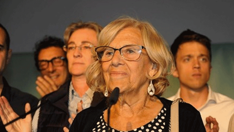 Concentración de simpatizantes de Carmena a las puertas de Cibeles para que la alcaldesa siga
