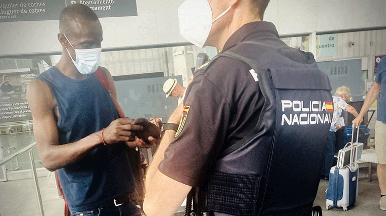 Podemos denuncia el registro policial del diputado Mbayé poque es 'negro'