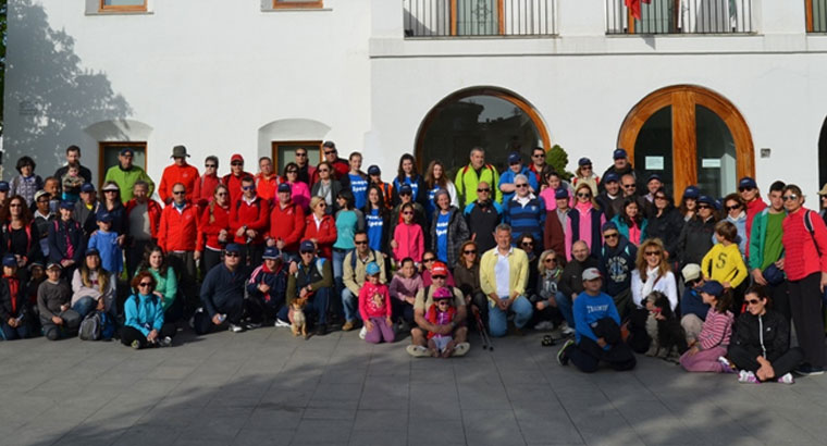 Un centenar de vecinos participan en la Marcha Saludable Solidaria