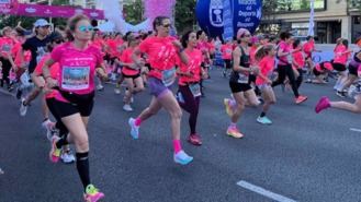 Una marea rosa de 35.000 mujeres inunda la Castellana en la vigésima Carrera de la Mujer