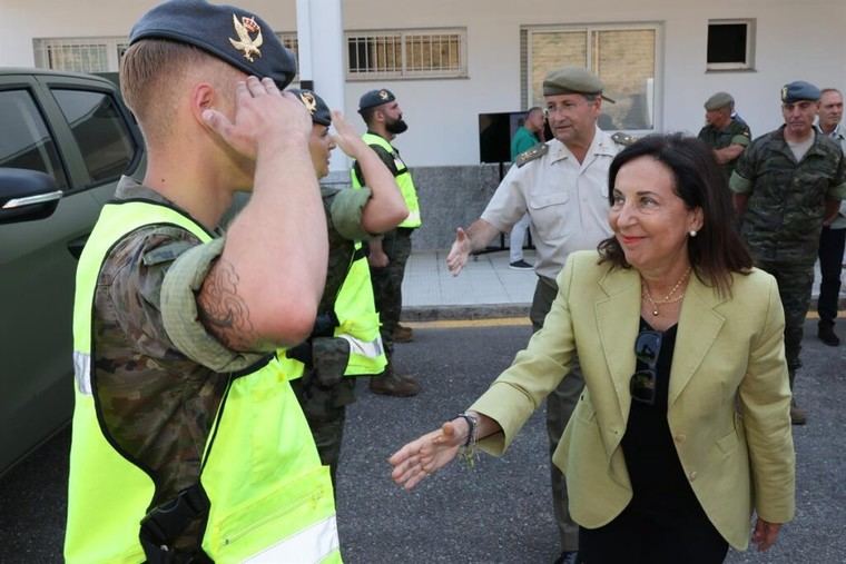 Margarita Robles elogia a la Brigada ‘Galicia VII’ por su labor en la lucha contra incendios