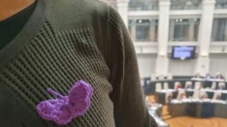 Reparten mariposas moradas por una superviviente de violencia machista