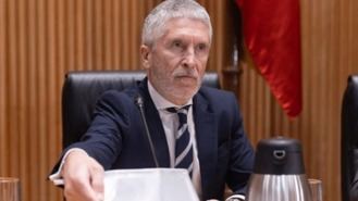 Marlaska se queda solo con el caos de los migrantres de Barajas: Cruz Roja abandona y un juzgado no deja trasladarlos a un CIE