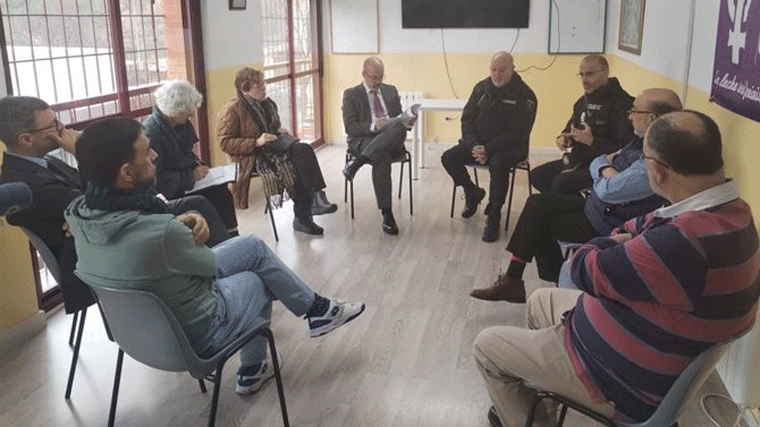 El delegado del Gobierno en Madrid, Francisco Martín, en su reunión con representantes vecinales de la asociación de Carabanchel Bajo