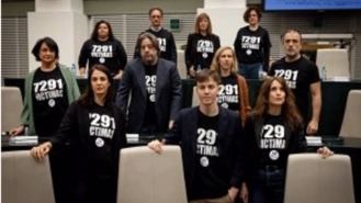 Más Madrid lleva al Pleno de Cibeles una camiseta con '7.291 víctimas' y el PSOE una chapa