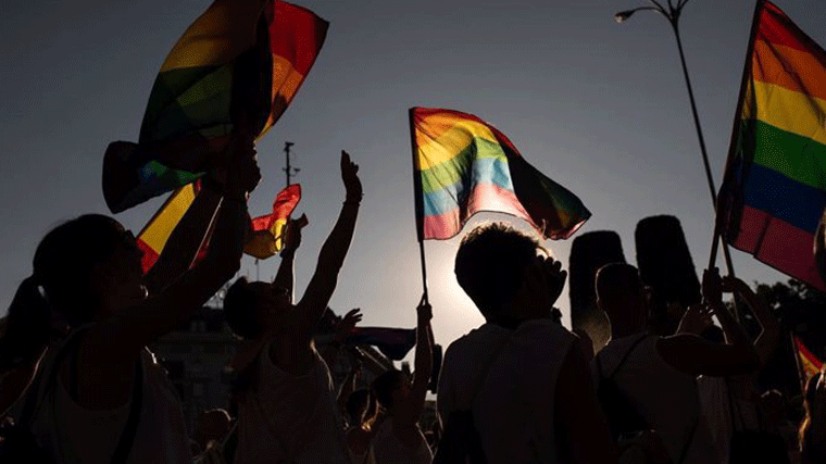 MM pide a Almeida que 'reconsidere su negativa' y despliegue la bandera arcoiris en Cibeles