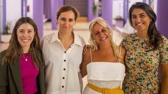 Las ediles de Más Madrid en Coslada, Sonia Murillo (i) y Paz Garretas (2d), junto a la ministra de Sanidad y líder de la formación, Mónica García, y la portavoz del partido en la Asamblea, Manuela Bergerot