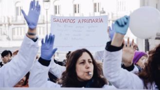 Centenares de médicos y pediatras protestan en el centro de la capital en defensa de la AP