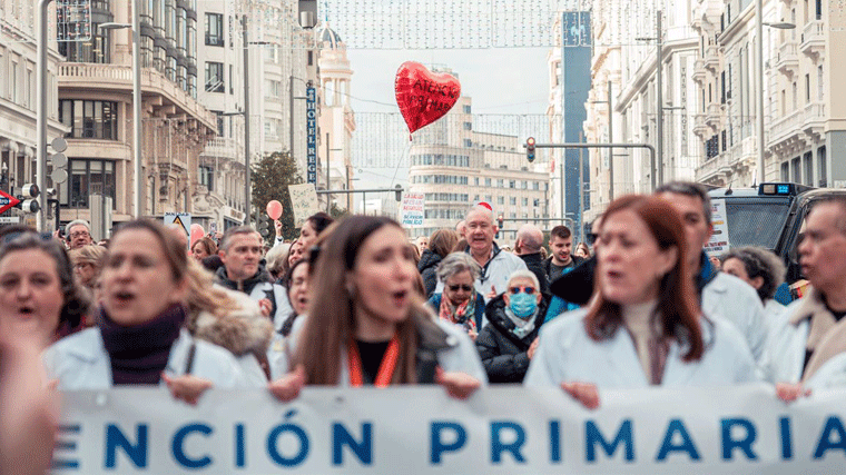Centenares de médicos y pediatras marchan por el centro de Madrid tras un mes de paro