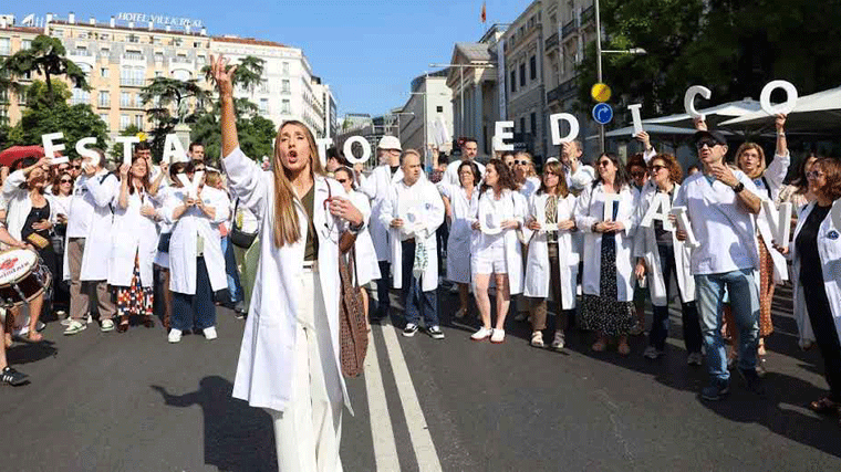 Varios centenares de médicos claman ante el Congreso contra el Estatuto Marco de Mónica García