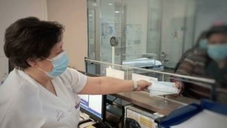 Médicos de familia reclaman la vuelta de las mascarillas a los centros de salud tras el repunte de gripe y Covid