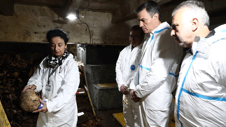 El presidente del Gobierno, Pedro Sánchez visita el laboratorio forense instalado en Cuelgamuros para la identificación de los restos de víctimas de la Guerra Civil 