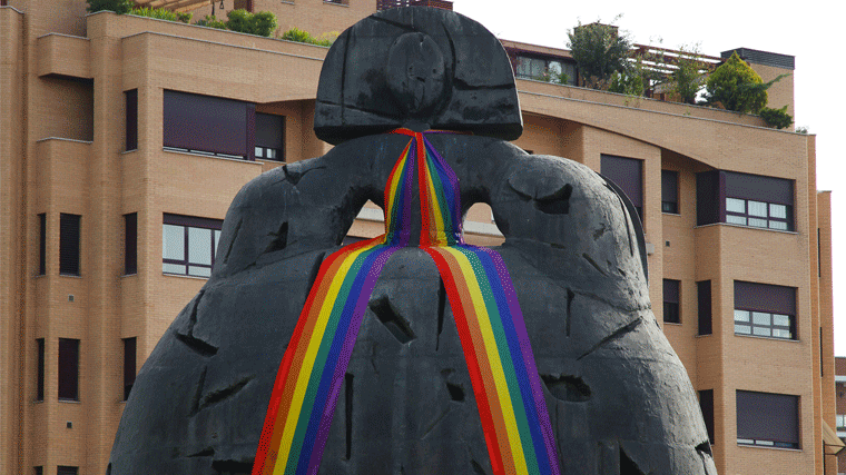 El Ayuntamiento coloca la bandera arcoíris en la escultura de La Menina