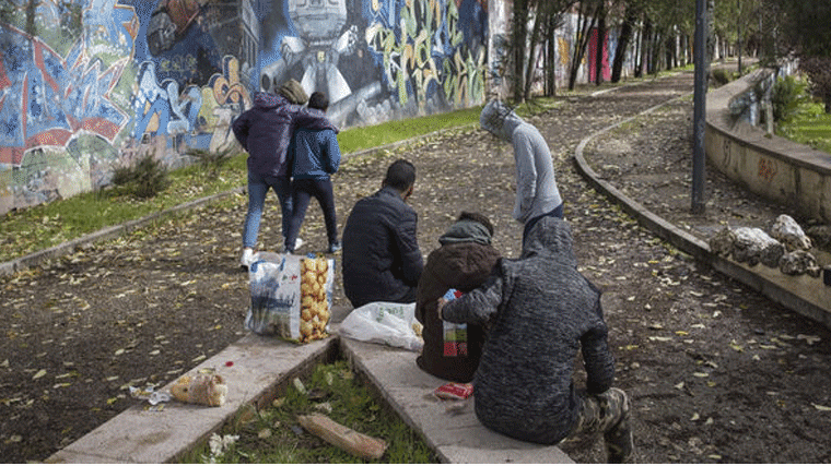 Exigen a la Comunidad protección para los menores que duermen en el parque de Hortaleza