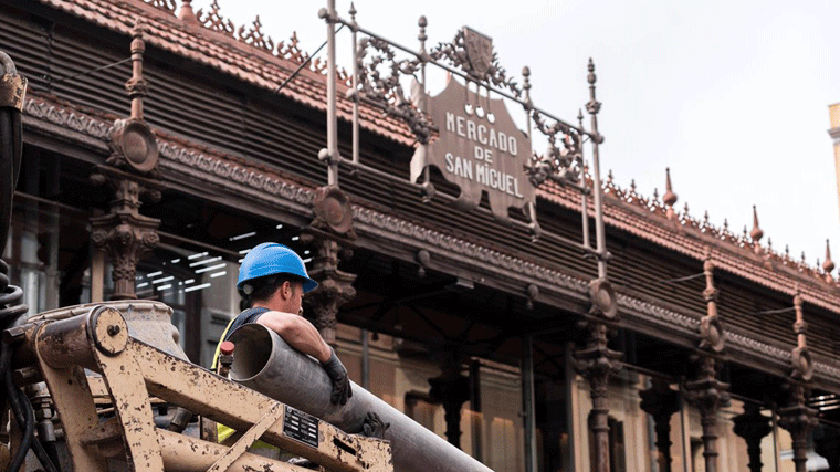 Reabre el mercado de San Miguel tras 24 horas cerrado tras ser revisado y salva el puente