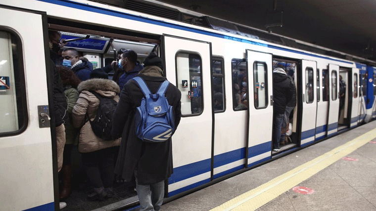 Alertan de aglomeraciones y bajada de calidad del servicio de Metro tras la reducción de trenes
