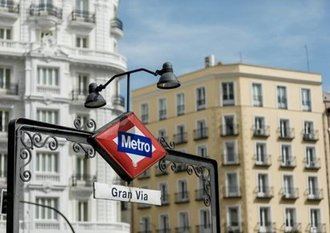 Una persecución a manteros por los túneles del Metro en Gran Vía acaba con un detenido y dos agentes heridos