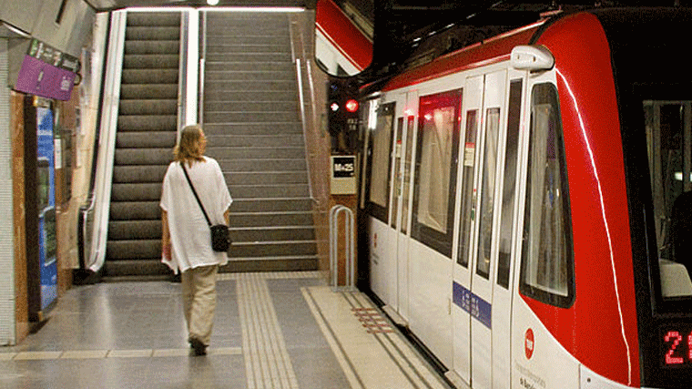 Detenido por pegar una paliza a un joven en el Metro tras decirle 'maricón, bujarra'